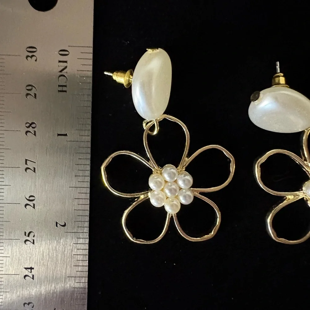 Fun Gold Tone Dangle Daisy Flower Faux Pearl Earrings NWT - Picture 7 of 7